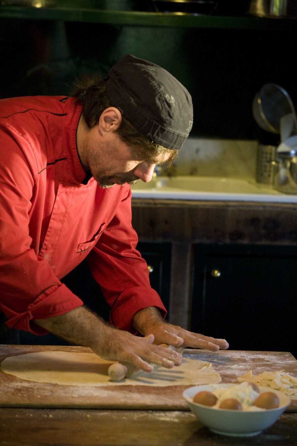 Chef Andrea cooking during a cooking vacation in Tuscany